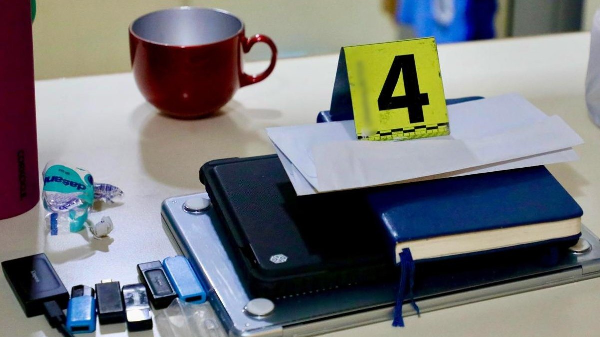 La Fiscalía se incautó celulares, pasaportes, memorias USB, documentos, durante los allanamientos a las casas de Luisa González, Patricio Chávez y otros.