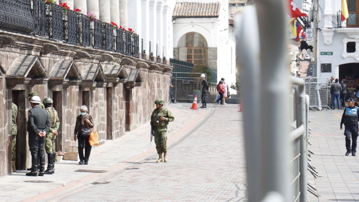Los propietarios de los locales de los bajos de Carondelet esperan una solución para reabrir sus negocios, ubicados en el Centro Histórico de Quito.