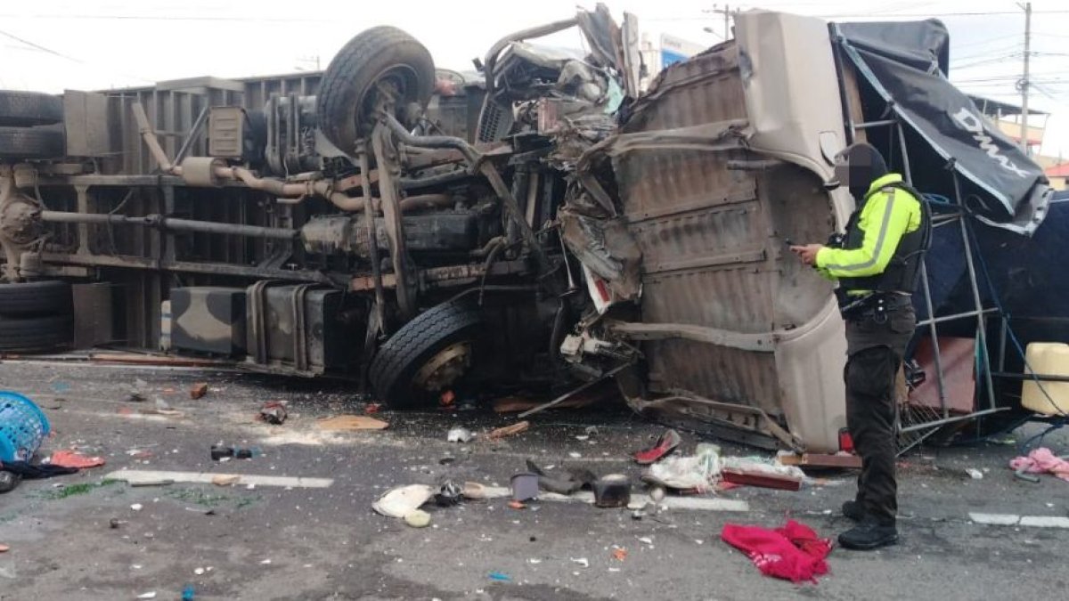 Siniestro de tránsito provocó cierre vial en la Panamericana Sur, cantón Mejía