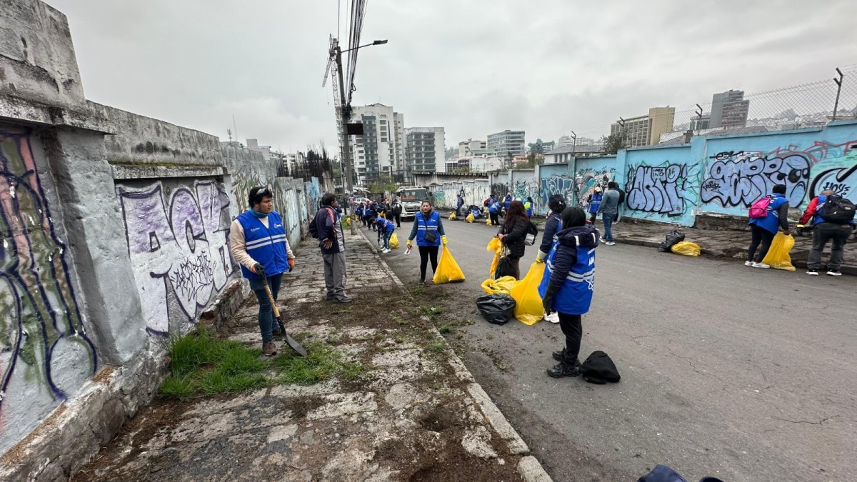 Más de 60 personas participaron en una jornada de trabajo comunitario para limpiar un punto crítico de contaminación en las calles Caracas y Versalles.