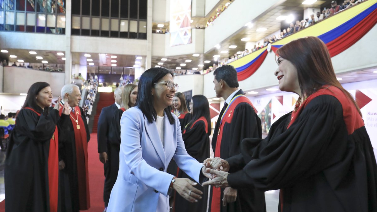 La presidenta encargada de Venezuela, Delcy Rodríguez, saluda a magistrados durante un acto de gobierno este viernes 30 de enero, en Caracas.