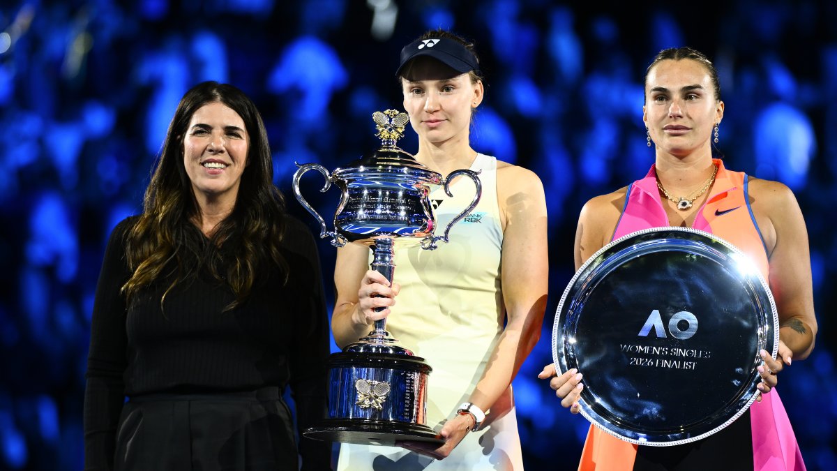 Elena Rybakina (c) y Aryna Sabalenka (d) en la premiación del título de Australia.