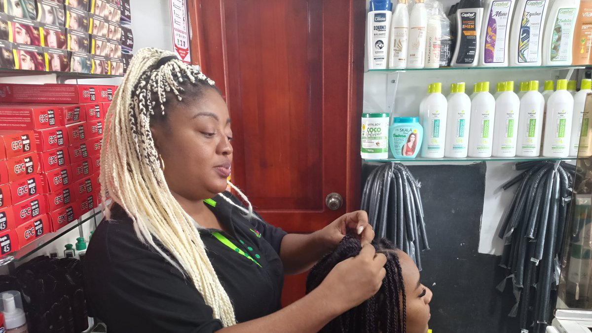 Oficio. El oficio de trenzar se ha convertido también en una fuente de autonomía económica para mujeres.