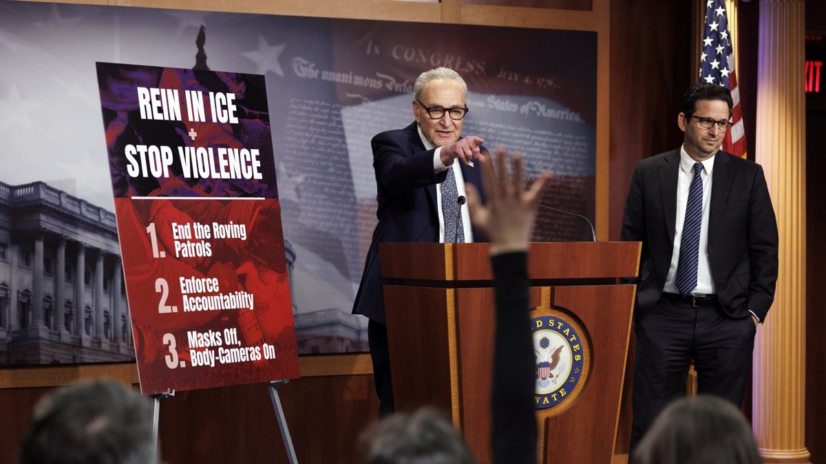 El líder de la minoría del Senado de Estados Unidos, Chuck Schumer (centro), y el senador Brian Schatz (derecha) hablan durante una conferencia de prensa en el Capitolio.