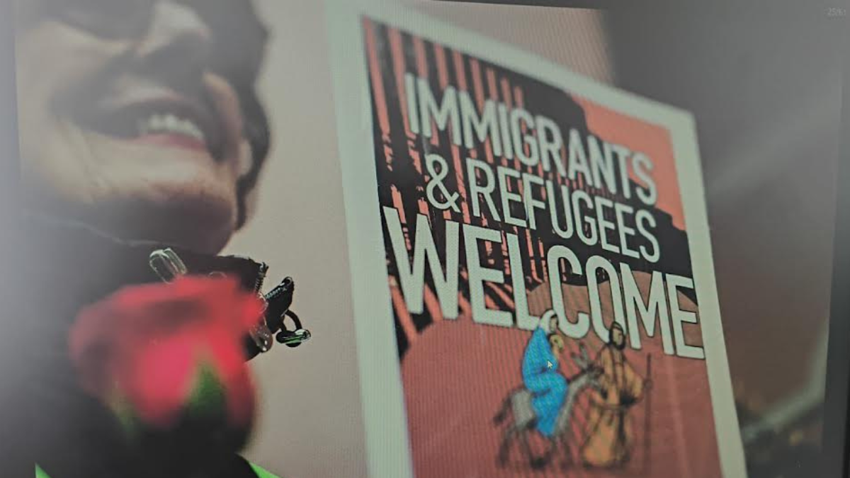 En Miami, Estados Unidos, un activista sostiene esta pancarta en la que se lee que inmigrantes y refugiados son bienvenidos, el 28 de febrero, en un servicio religioso.