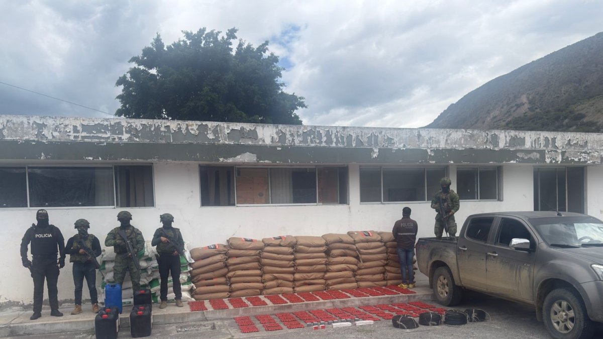 El Ejército ecuatoriano decomisó 1.038 tacos de dinamita y varios insumos químicos.