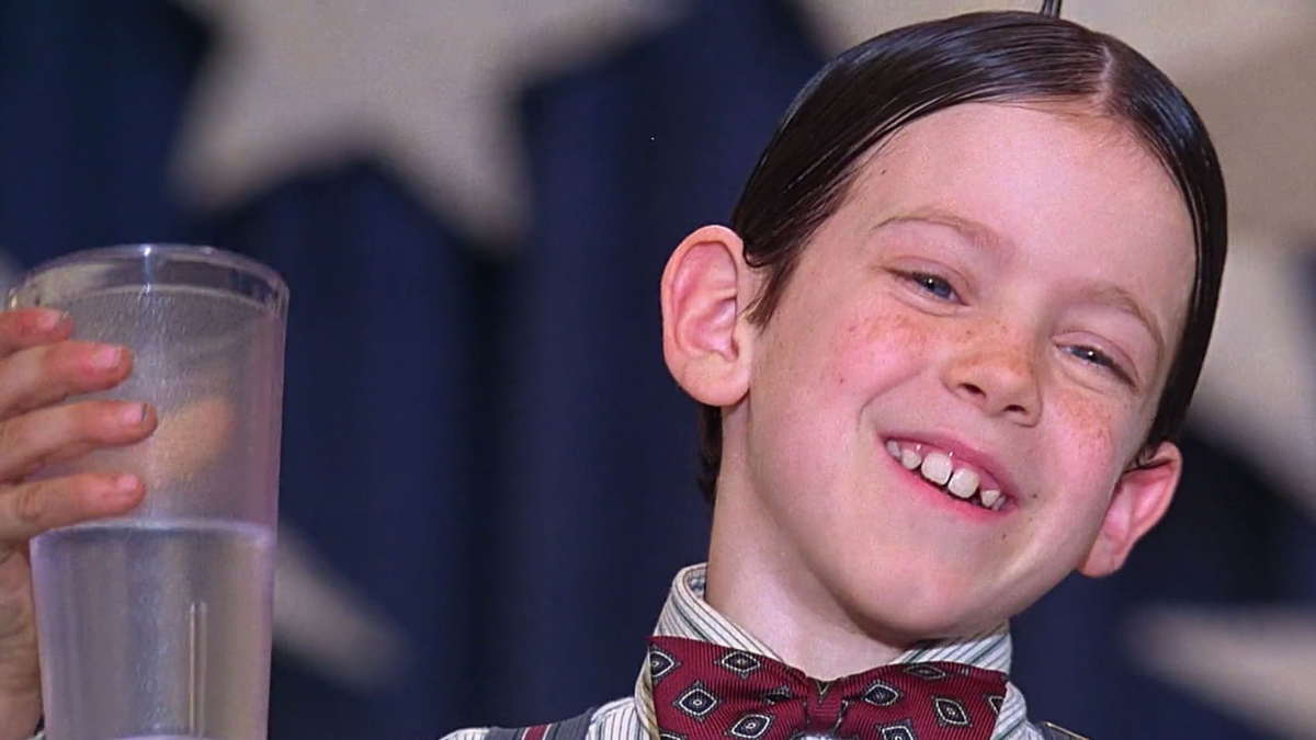 Bug Hall, Alfalfa de Pequeños Traviesos, vive en Arkansas con su familia tras hacer un voto de pobreza.