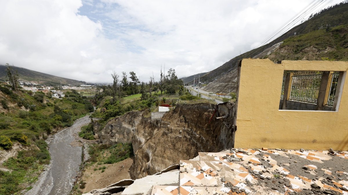 Río Monjas: El desgaste del suelo en sectores como El Común Bajo y Señor del Árbol evidencia el impacto constante de la erosión.