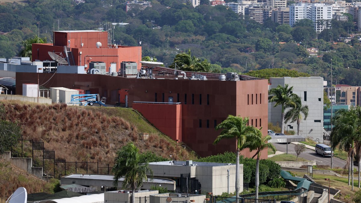 Fotografía que muestra la fachada de la Embajada de Estados Unidos este sábado 31 de enero, en Caracas (Venezuela).