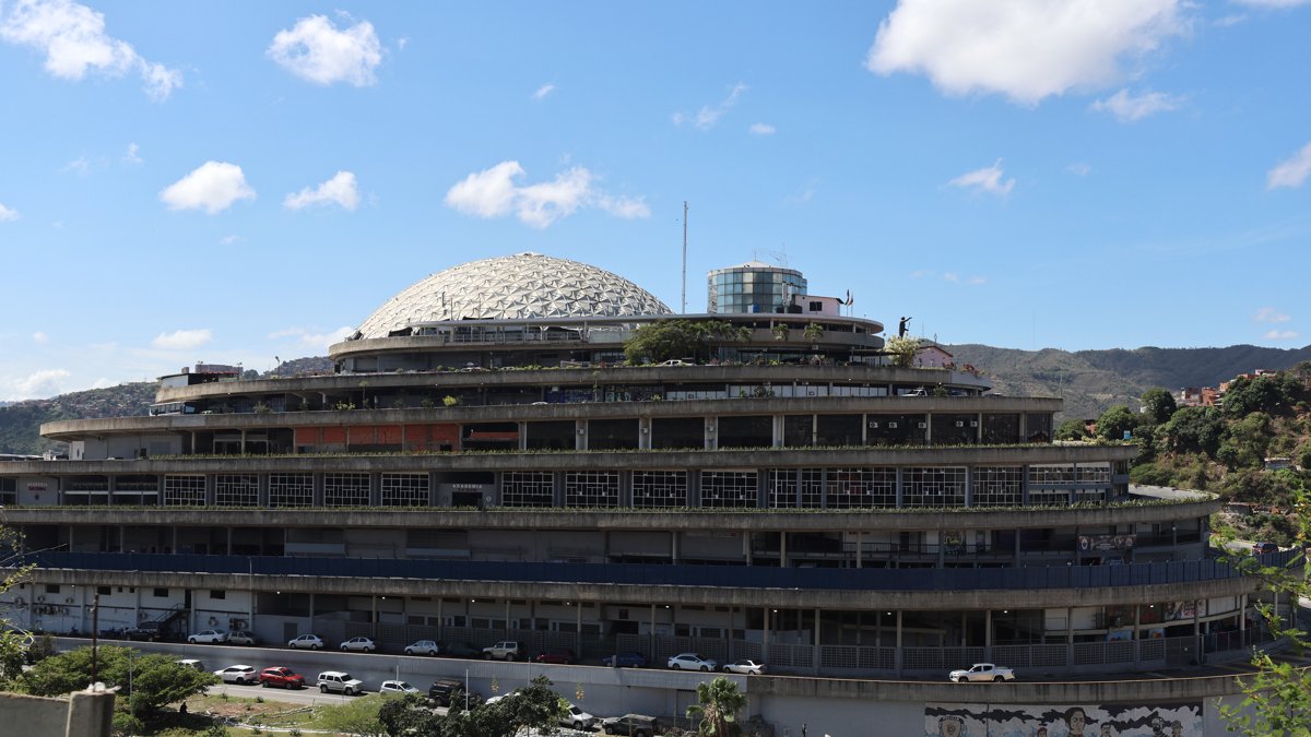 Fotografía que muestra el exterior de la cárcel El Helicoide este sábado 31 de enero, en Caracas (Venezuela).