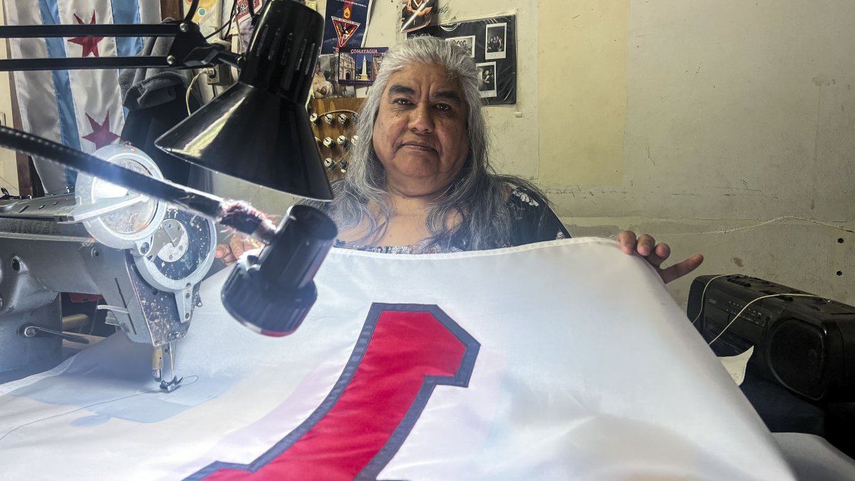 La costurera mexicana Estela Parra con uno de los estandartes.