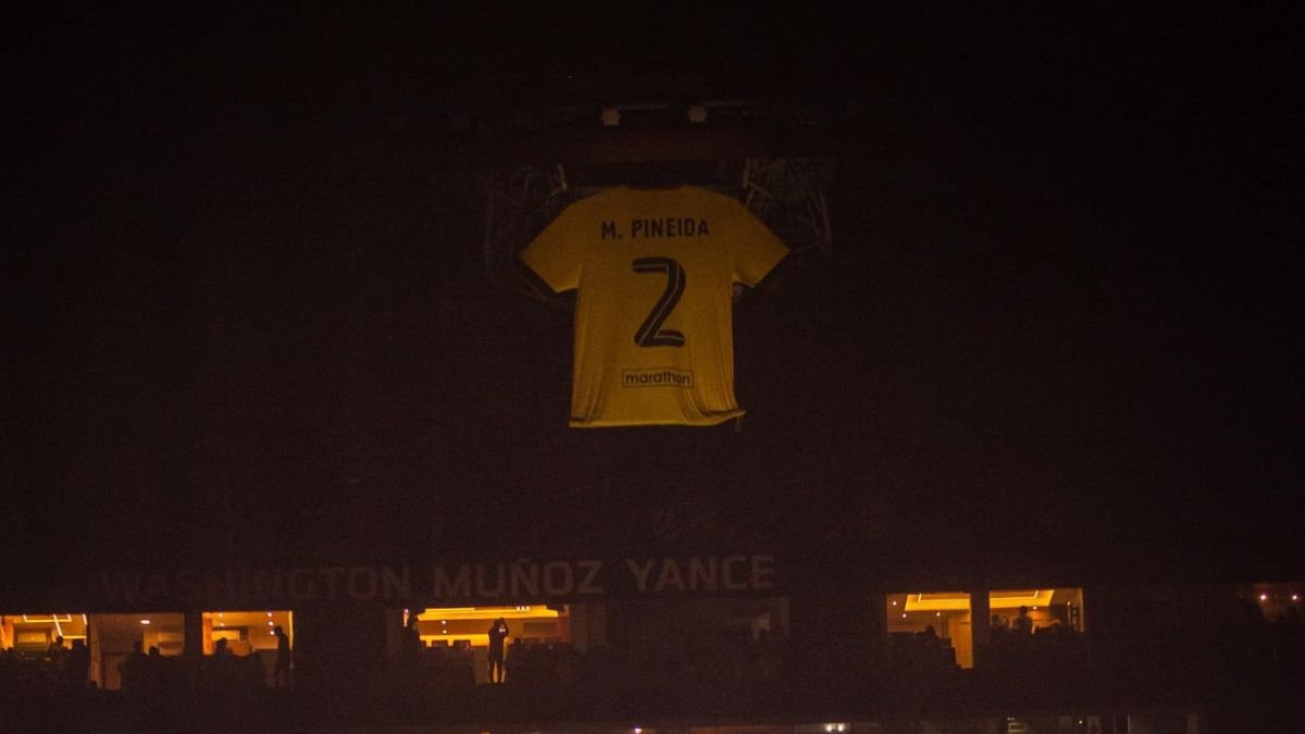 El homenaje a Mario Pineida y su camiseta número 2 en la Noche Amarilla.