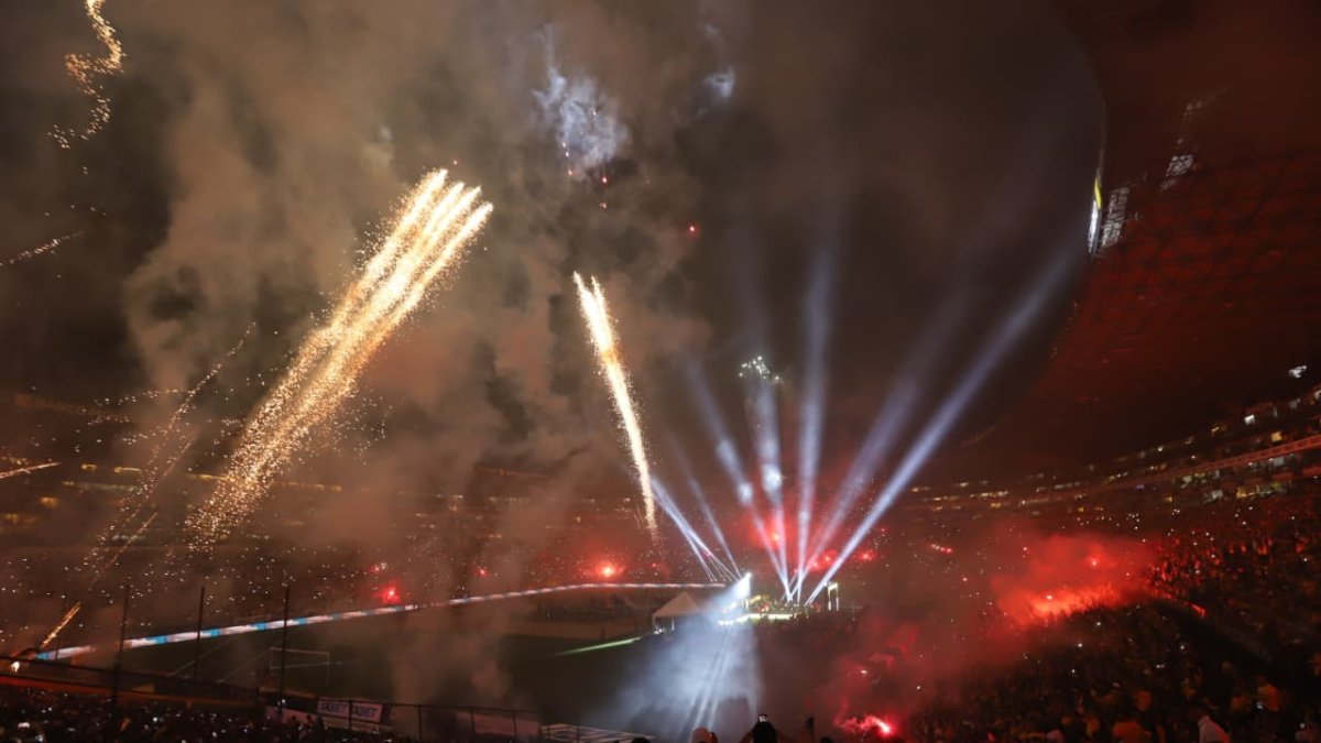 El espectáculo terminó a altas horas de la noche.