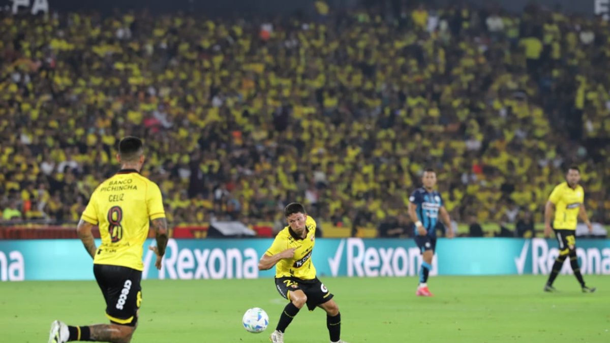 Barcelona SC enfrentando a Guayaquil City en la Noche Amarilla 2026.