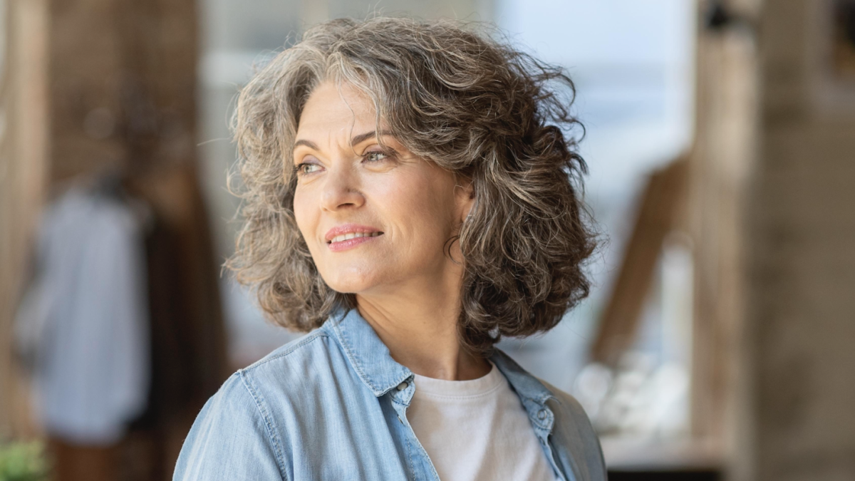 Cuando se trata de lucir canas, el corte es un gran aliado. Carreño sugiere evitar largos excesivos y apostar por estilos más cortos y con movimiento.