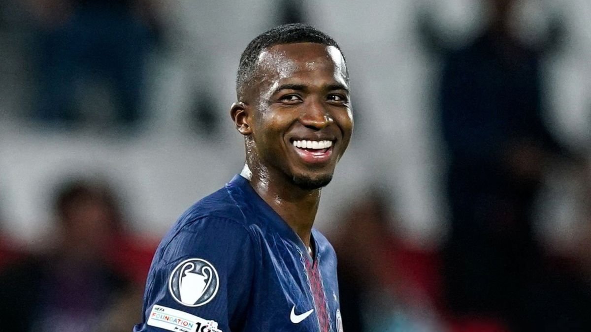 Willian Pacho, líder silencioso del PSG en un duelo clave ante Estrasburgo.