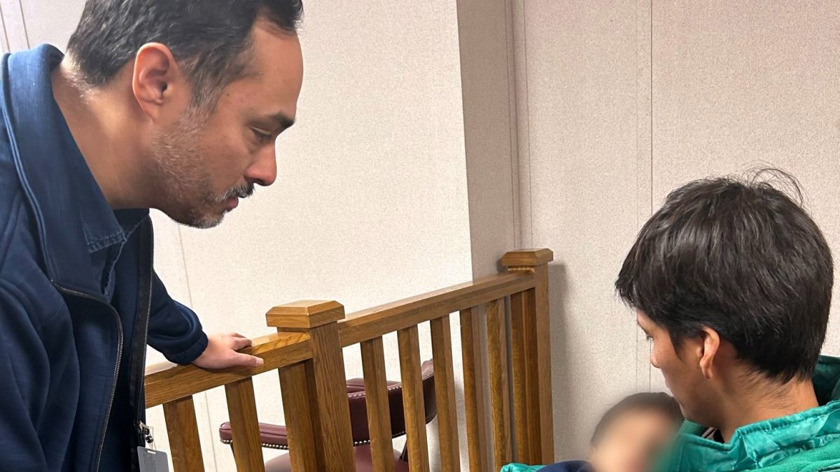 Fotografía tomada de la red social X del congresista por Texas Joaquín Castro donde aparece visitando a Liam y su padre.