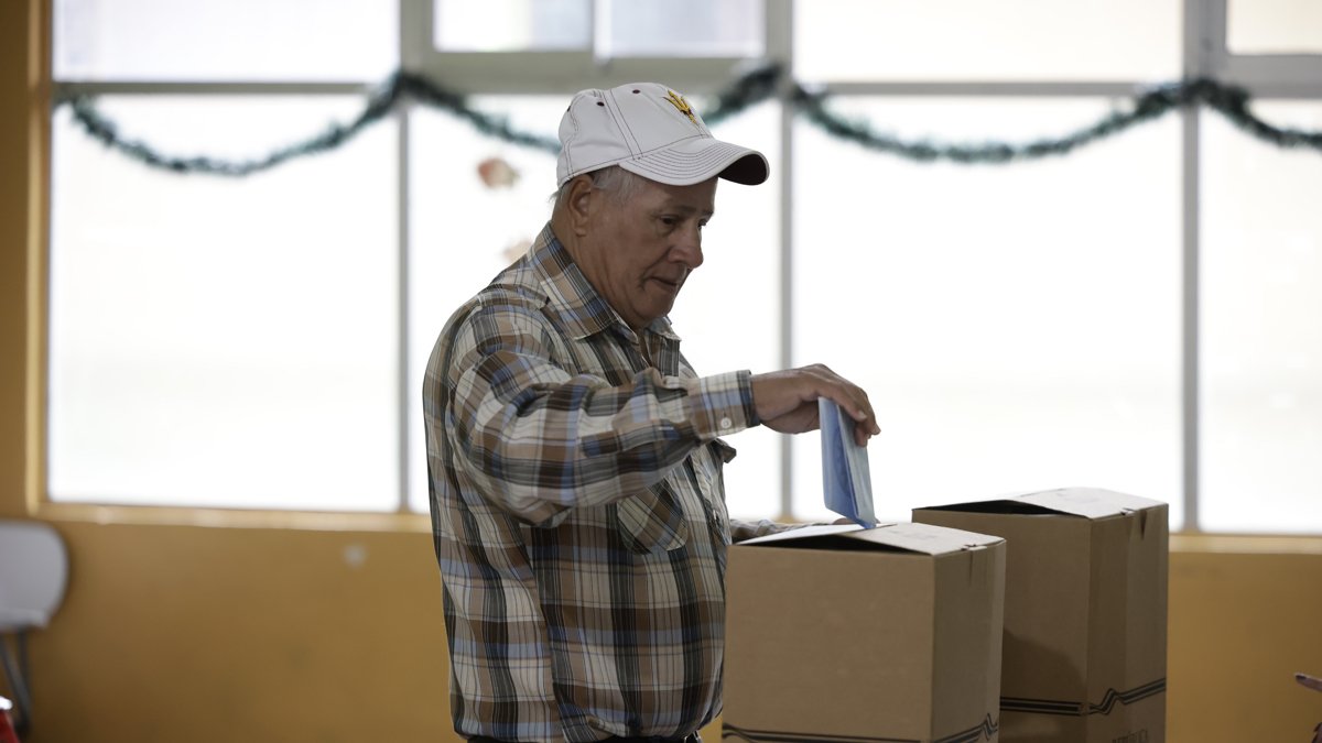 Una persona sufraga en un centro de votación en Cartago, durante las elecciones en Costa Rica, este domingo 1 de febrero.