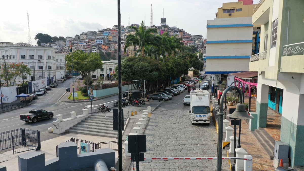 El turista cayó a una alcantarilla sin rejas de la zona.