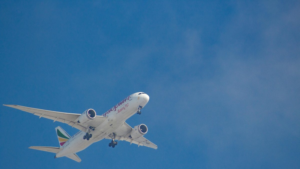 El vuelo AA2259 de American Airlines, que despegó desde Miami con destino a Quito, declaró una emergencia en pleno trayecto y debió retornar a Estados Unidos.
