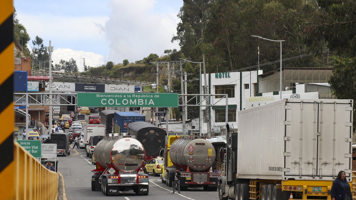 Fotografía de archivo que muestra el puente internacional de Rumichaca en Tulcán (Ecuador).