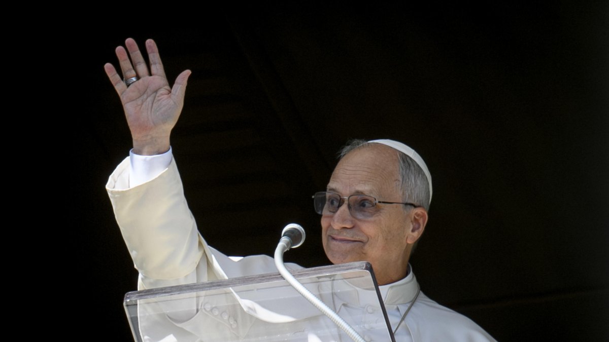 Papa León XIV saludando mientras dirige su oración del Ángelus dominical.
