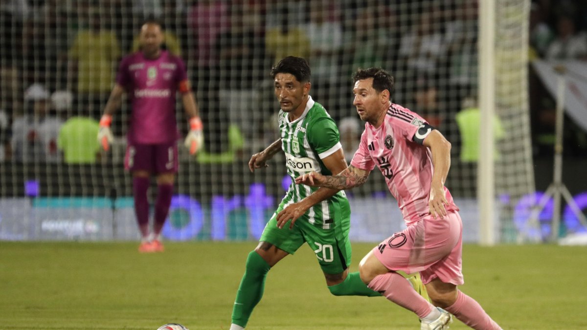 Lionel Messi (d) del Inter Miami disputa el balón con Milton Casco de Atlético Nacional, durante el amistoso entre el Inter Miami y Atlético Nacional en el Atanasio Girardot.