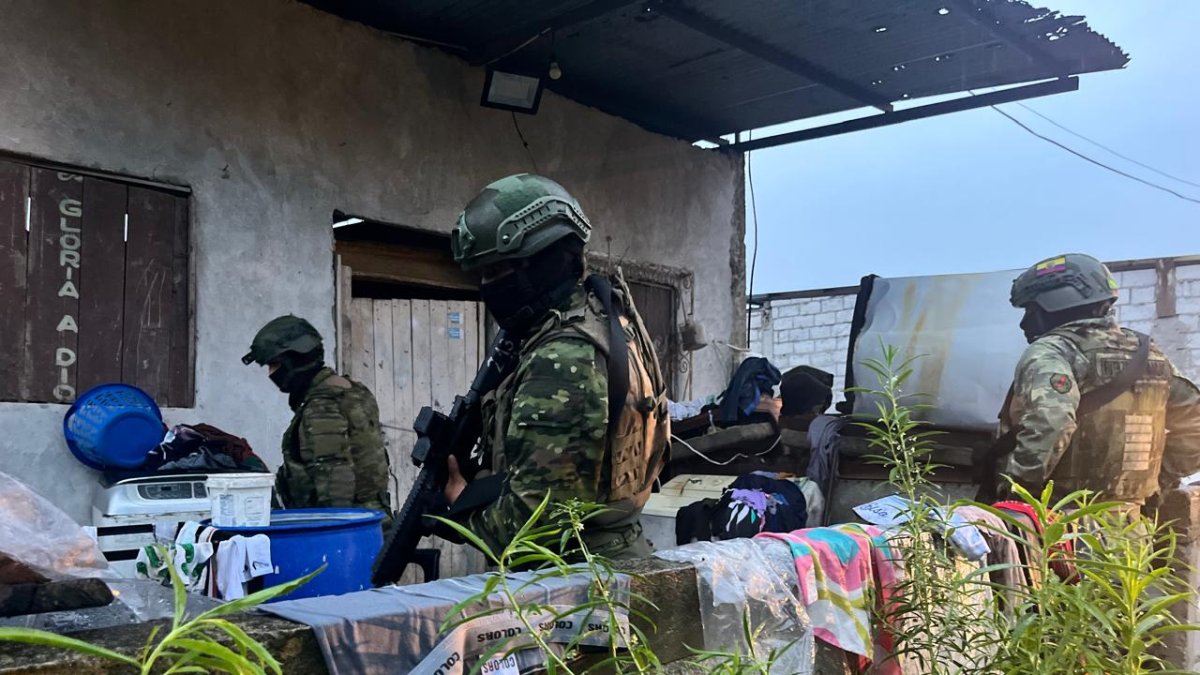 La Armada ecuatoriana informó sobre la captura de cinco ciudadanos colombianos.