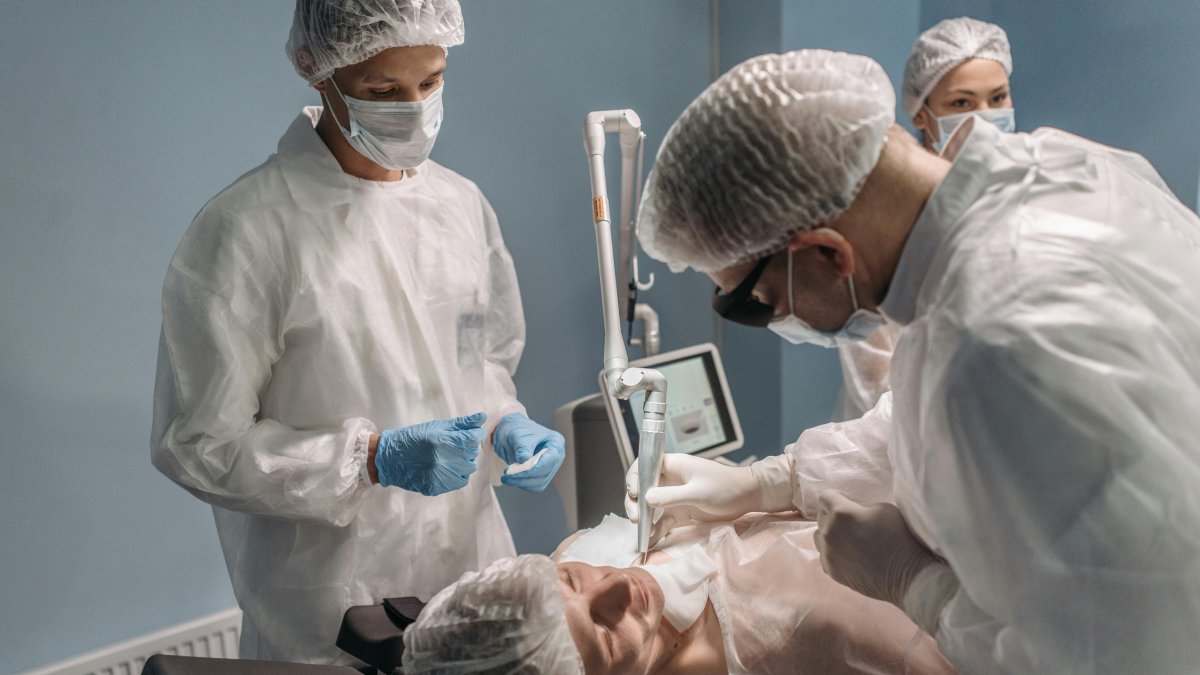 Referencial. Larry es un ciudadano ecuatoriano que quedó con discapacidad física y visual tras recibir una descarga eléctrica de alta tensión en 2016.