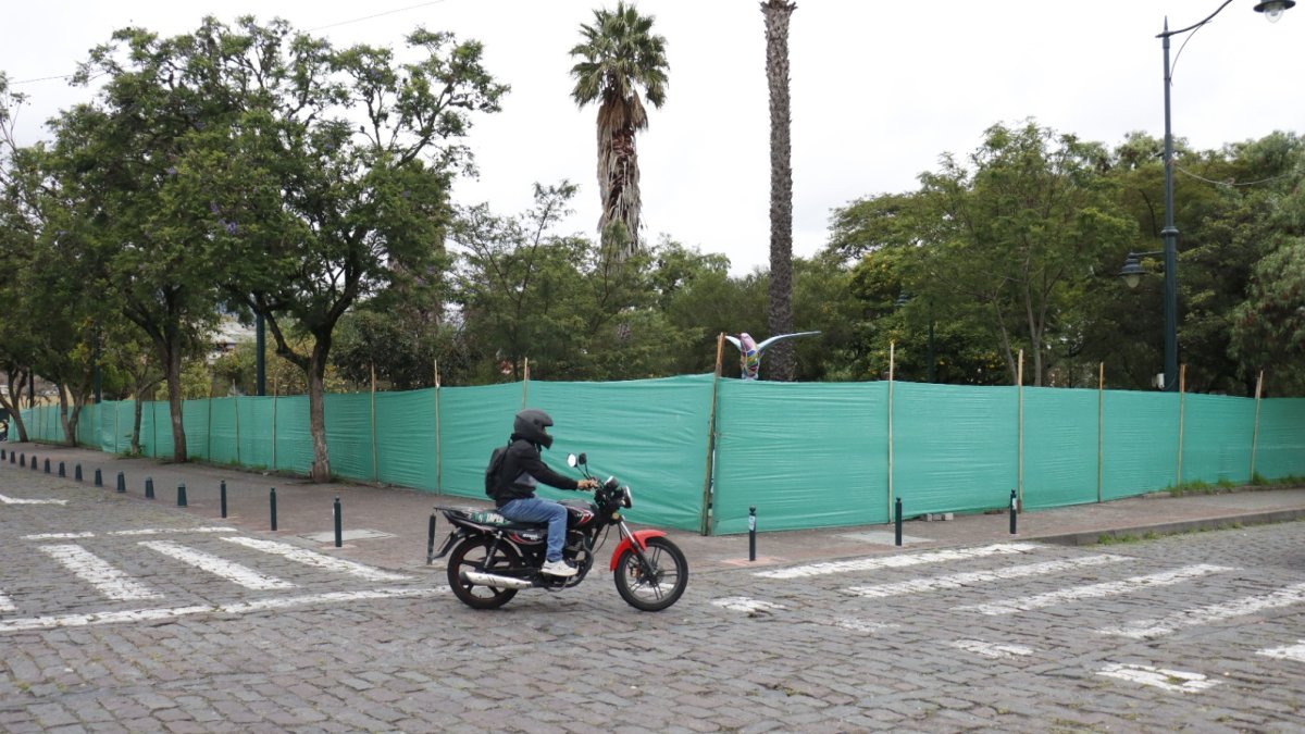 El parque central de Tumbaco permanece cerrado mientras avanzan los trabajos de mantenimiento integral.