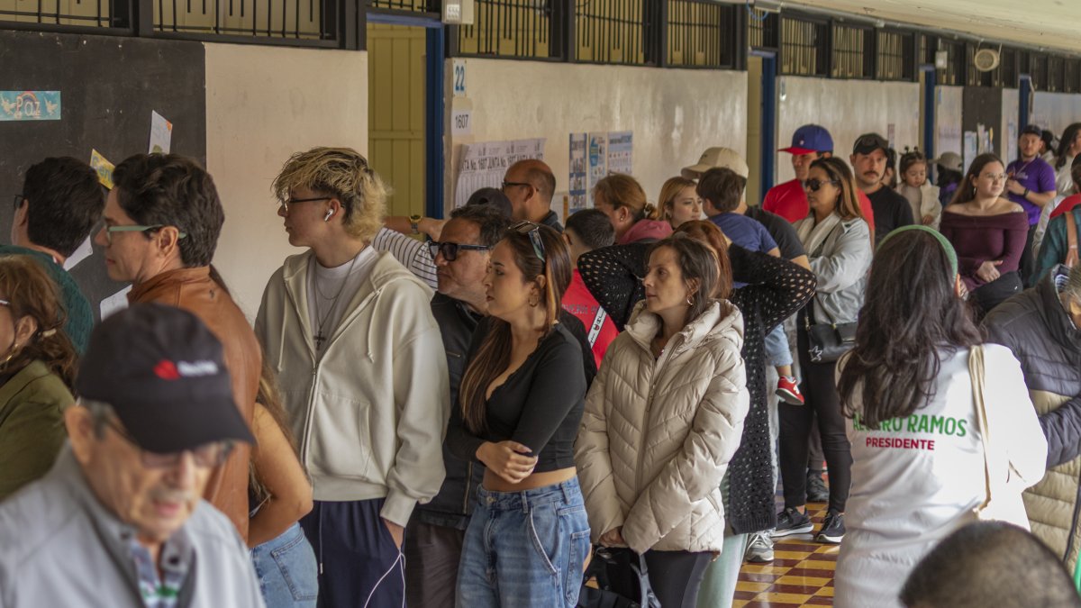 Personas asisten a un punto de votación este domingo 1, en la Escuela Porfirio Brenes Castro, en San José (Costa Rica).  