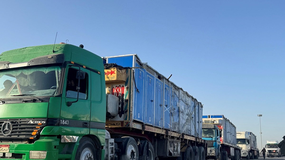 Varios camiones con ayuda humanitaria esperaban ingresar por el lado egipcio del cruce fronterizo de Rafah con la Franja de Gaza, este domingo 1 de febrero.