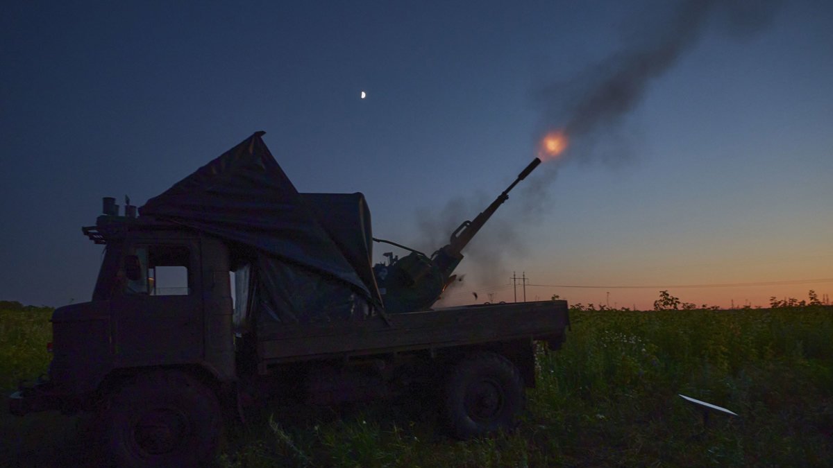 Una unidad ucraniana de defensa aérea comienza su turno nocturno de vigilancia para cazar drones rusos.