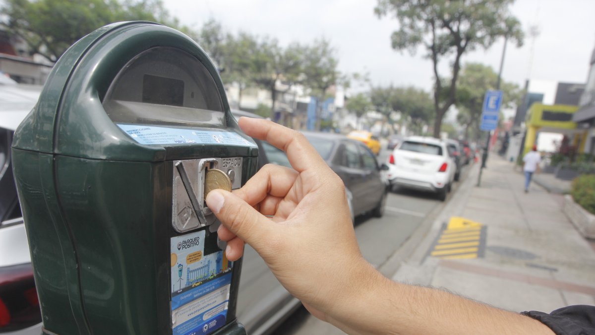 La tarifa mínima es de $ 0,25 por 15 minutos, funcionan con monedas de
5, 10, 25 centavos y 1 dólar.