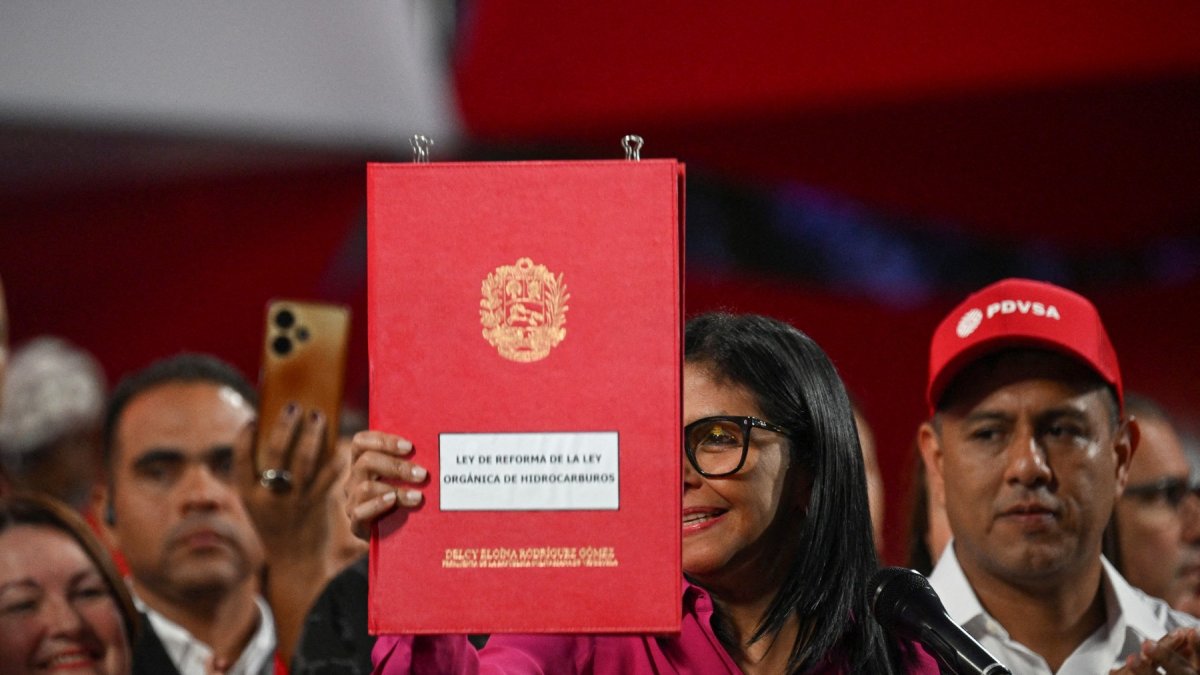 Norma. La presidenta interina de Venezuela, Delcy Rodríguez, sostiene una copia de la reforma.