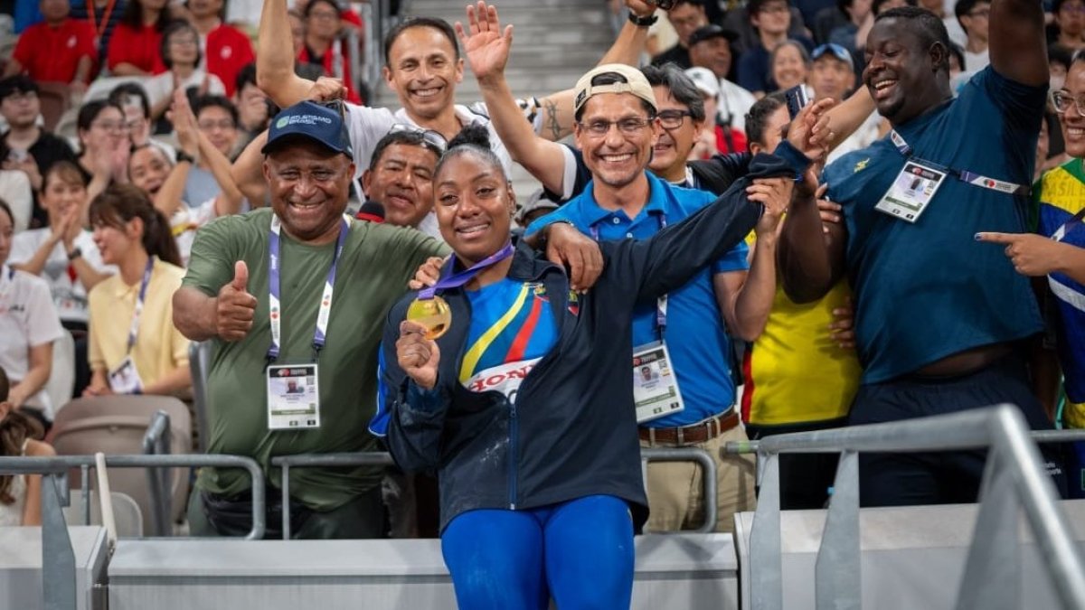 Juleisy cuando ganó el oro en el Mundial de septiembre en Tokio, Japón, junto a su entrenador autoridades y amigos.