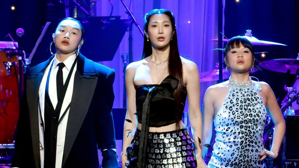 De izquierda a derecha: Audrey Nuna, Ejae y Rei Ami, las voces cantantes de Huntr/x de Las guerreras k-pop.