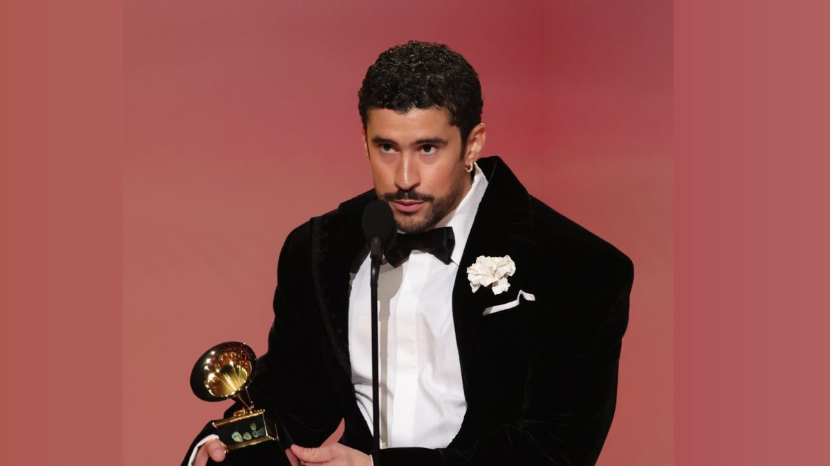 Bad Bunny al recibir su gramófono.