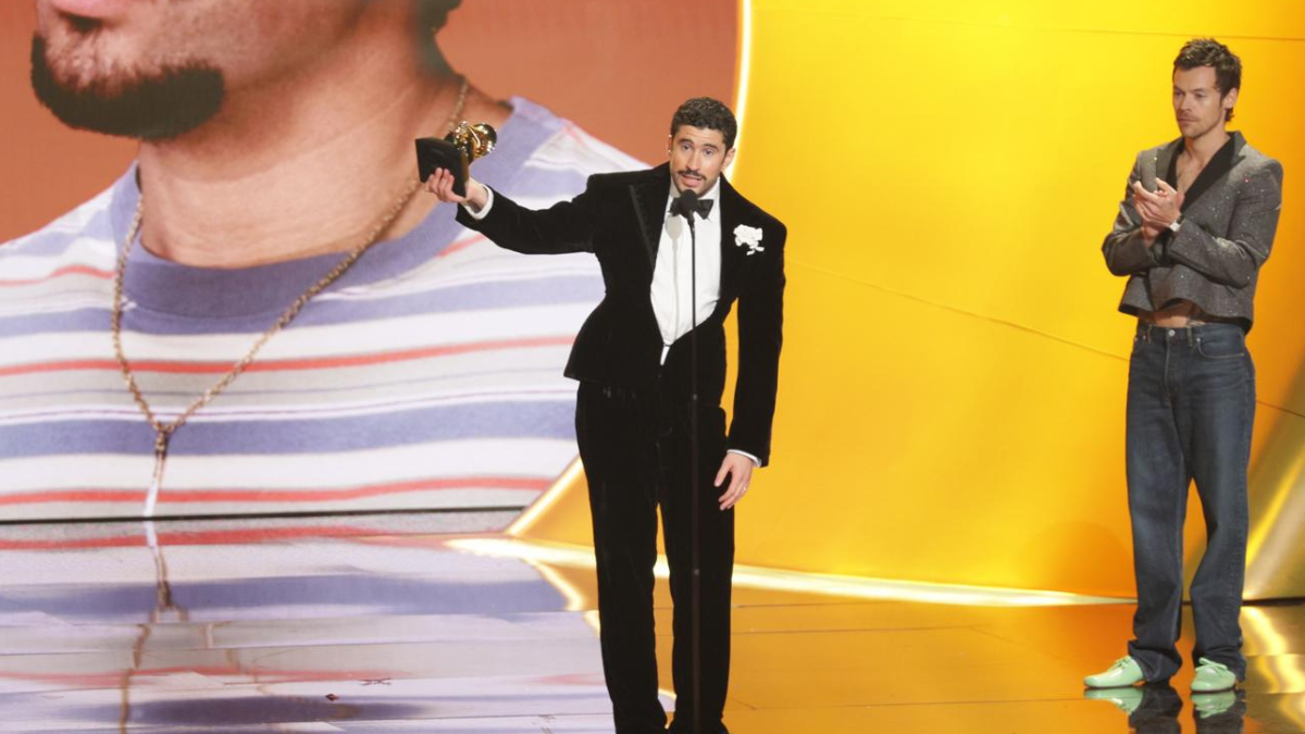 Bad Bunny recibió el premio a Mejor Álbum del Año en los Grammy.