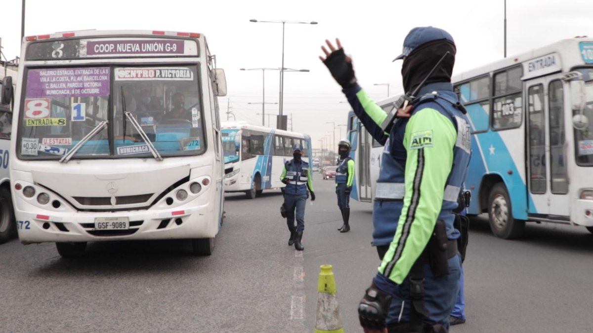 Referencial. Un agente de tránsito en Guayaquil.