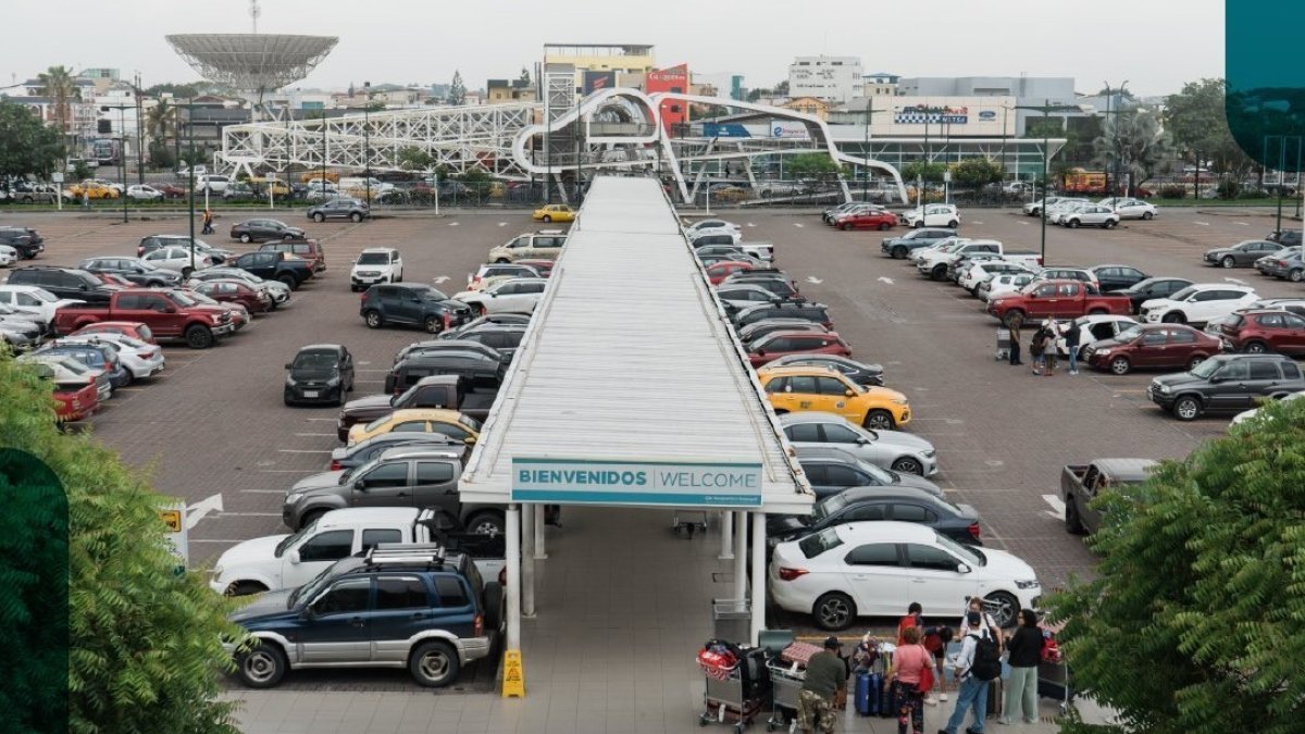 Zona de parqueos del aeropuerto de Guayaquil.