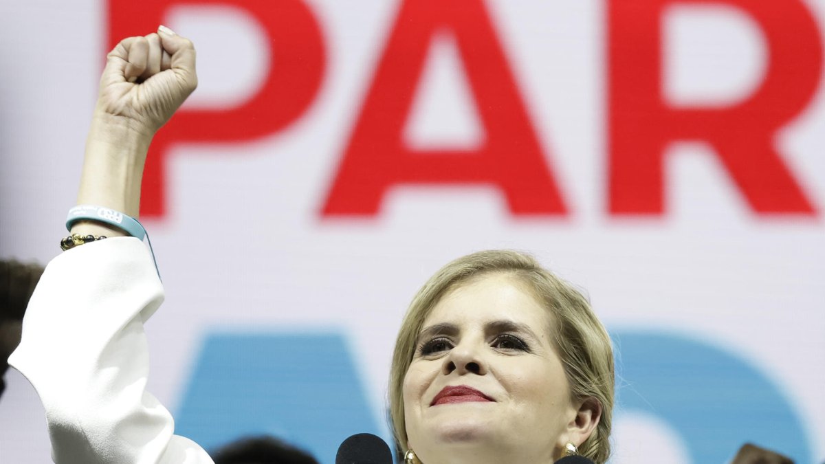 La presidenta electa de Costa Rica, Laura Fernández, pronuncia un discurso este domingo, en San José (Costa Rica)