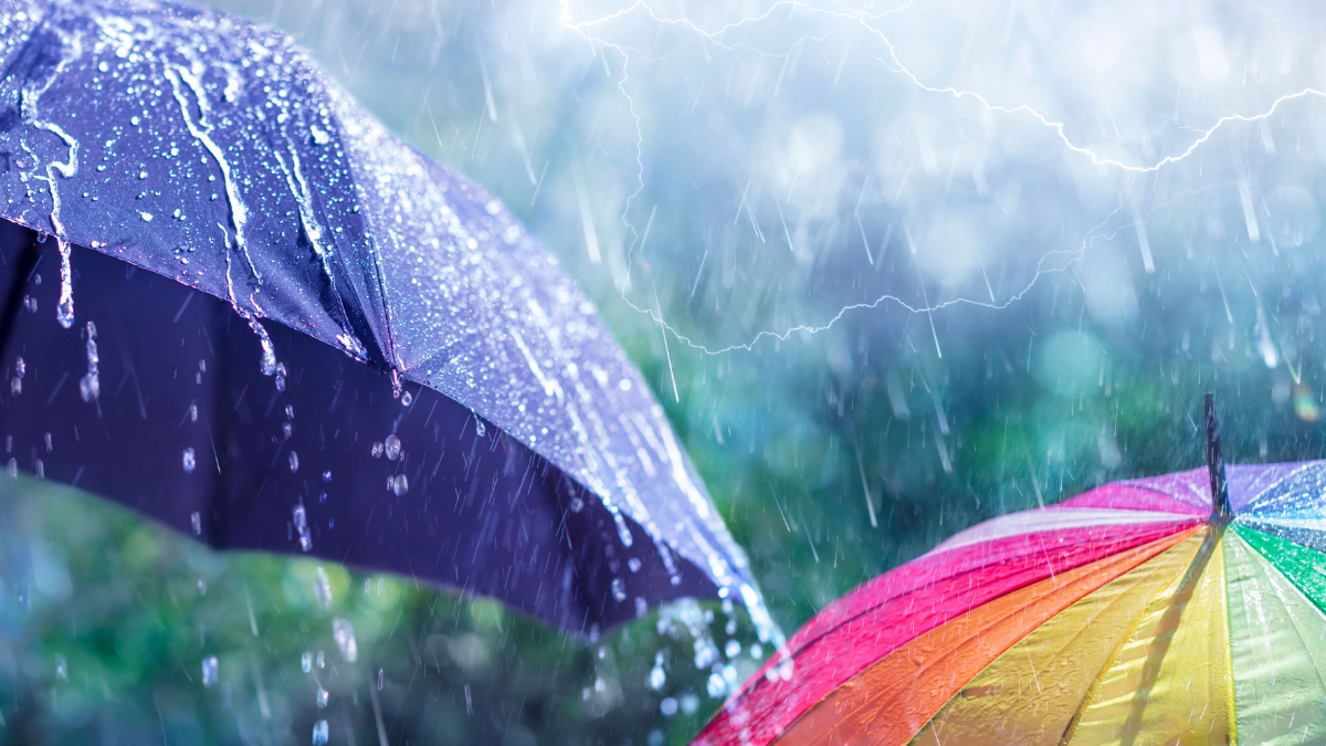 Referencial. Un paraguas multicolor resiste la intensa lluvia durante la ola de tormentas eléctricas que afecta a Ecuador