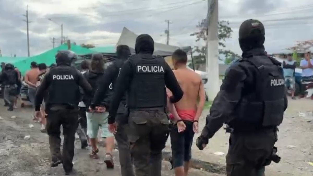 Policías escoltan a seis detenidos durante un operativo en Durán, revelado por un dron policial.