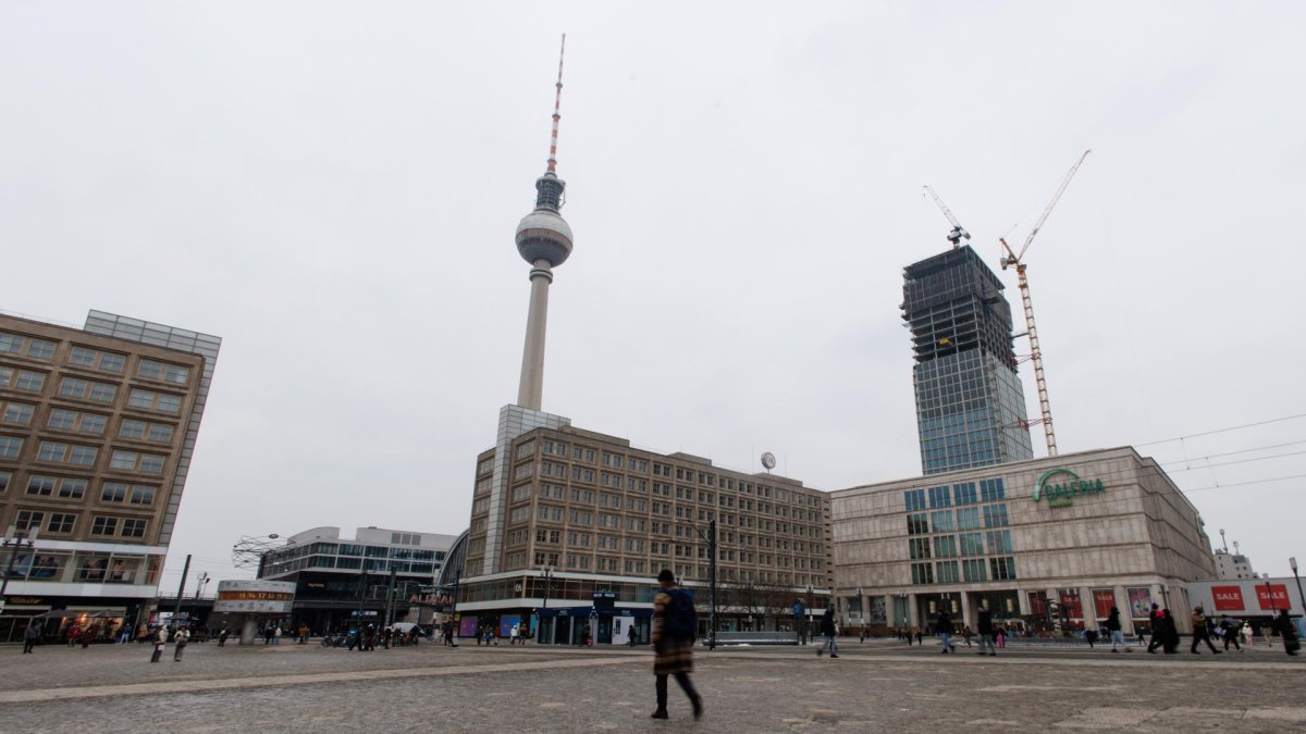 Pocas personas caminan por la habitualmente concurrida plaza Alexanderplatz en Berlín, Alemania, el 2 de febrero de 2026.