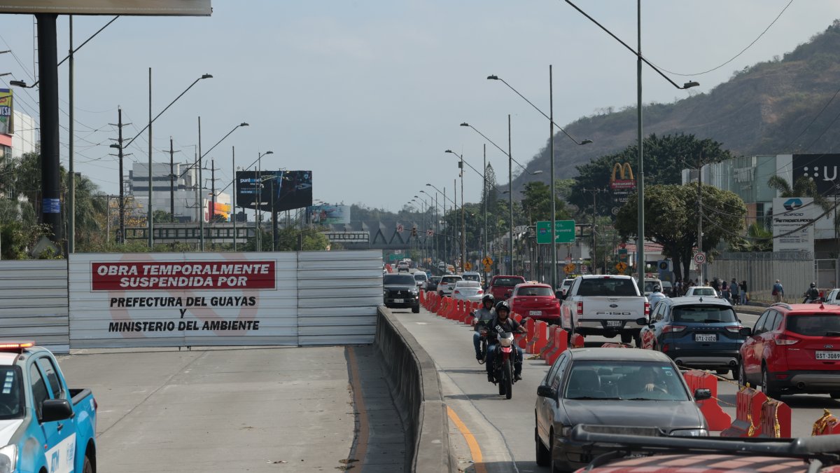 Durante algunas semanas se detuvo la construcción del paso a desnivel en la avenida del Bombero, en el sector de Los Ceibos.