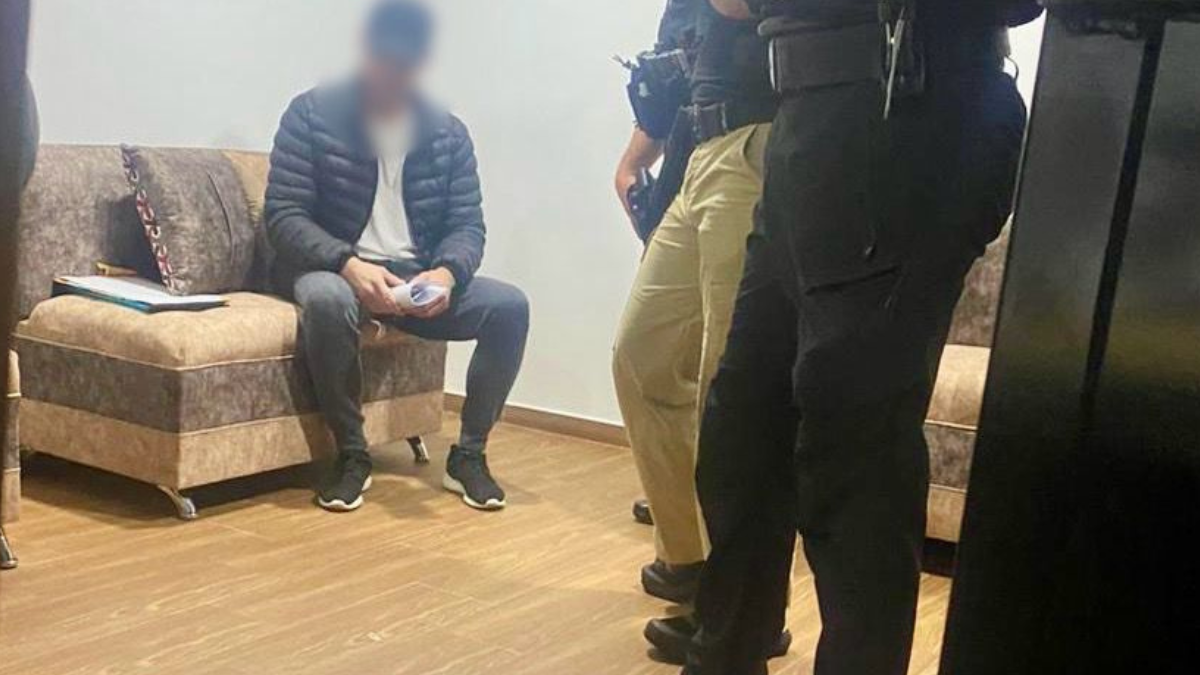 Agentes de la Policía realizan un operativo en interiores durante acciones contra estructuras delictivas en Durán y Manta