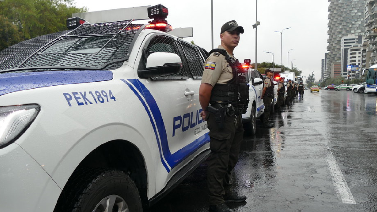 Policías permanecen junto a patrulleros durante un operativo de seguridad en Quito.