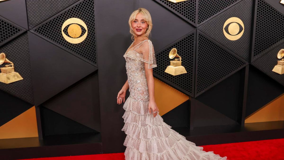 Sabrina Carpenter deslumbra con un vestido de gala en la alfombra roja de los Grammy 2026 en Los Ángeles.