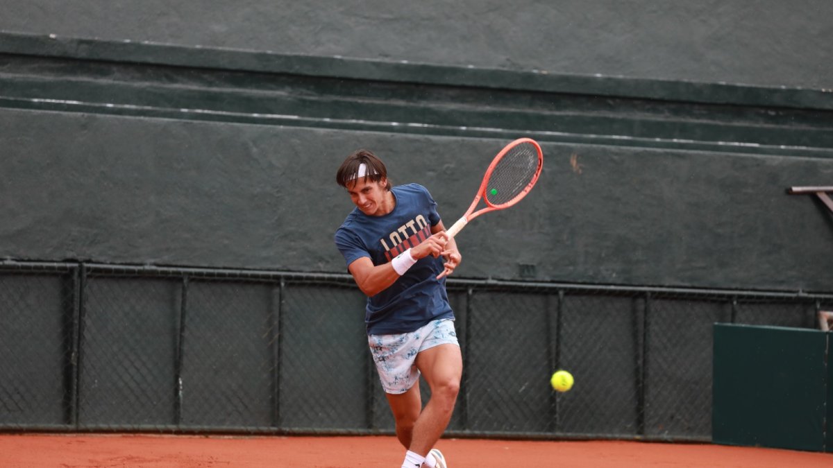 Álvaro Guillén, raqueta #1 de Ecuador, entrena desde el fin de semana en la sede de Quito, donde se jugará el duelo.